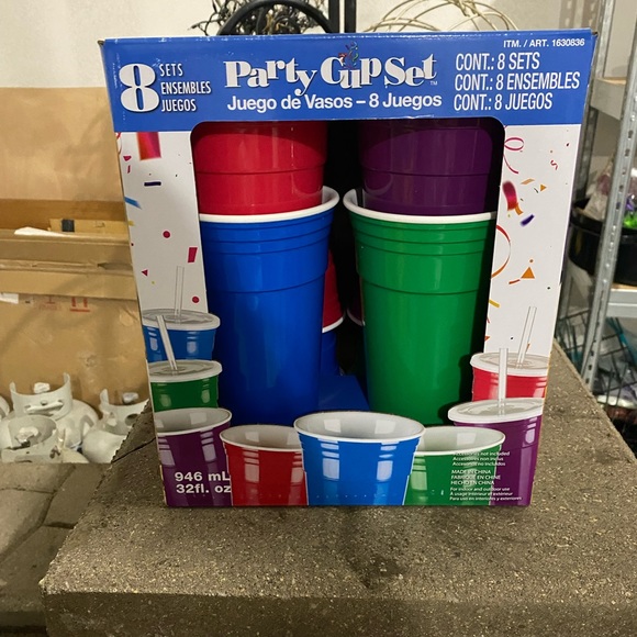 - Hard plastic Reusable 32 oz cups with lids and straws - Picture 1 of 4